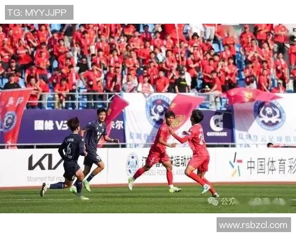 足球明星亲自赠送球衣感人瞬间视频记录球迷热情与梦想